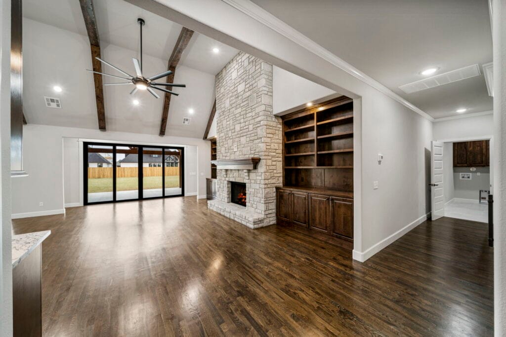 Chic living room with modern decor and spacious layout by Mahogany Homes Tulsa.